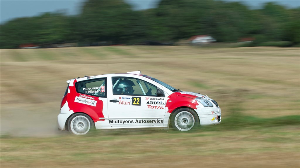 Frank Nielsen holder tungen lige i munden på Suzuki Rally Sorøs eneste stykke grusvej.
(Foto: elkjærfoto.dk – Lars Elkjær Lorentzen)